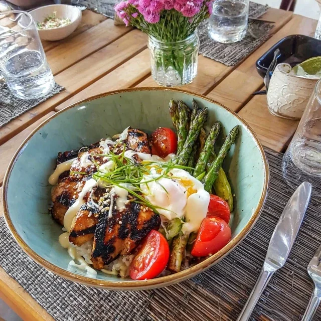 Bowl de poulet grillé aux asperges et vinaigrette au miso