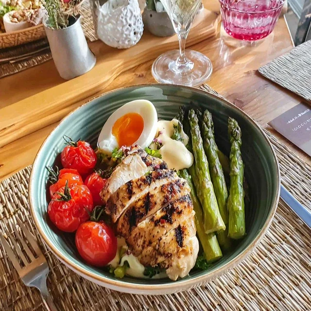 Bowl de poulet grillé aux asperges et vinaigrette au miso