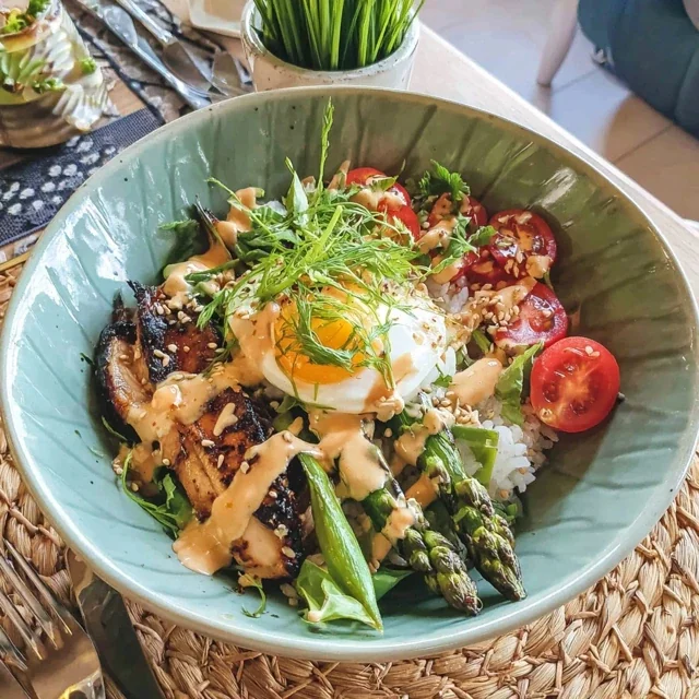 Bowl de poulet grillé aux asperges et vinaigrette au miso