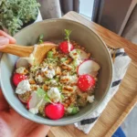 Bowl de Quinoa aux Radis, Petits Pois et Feta