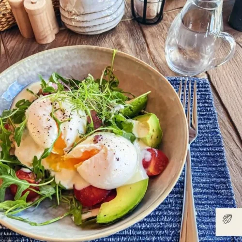Brunch Bowl avec œufs pochés et avocat, un plat sain et délicieux