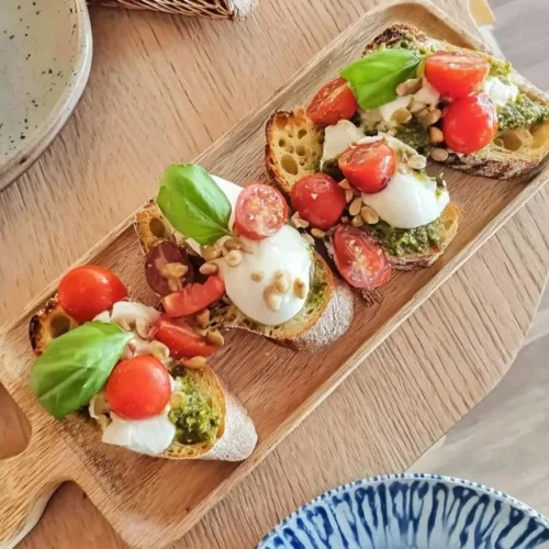 Crostini au pesto et tomates cerises sur un plat élégant