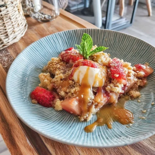 Crumble rhubarbe et fraises à la cassonade, un dessert savoureux et croustillant.