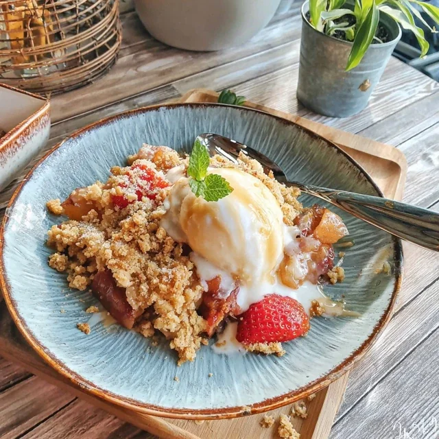 Crumble rhubarbe et fraises à la cassonade