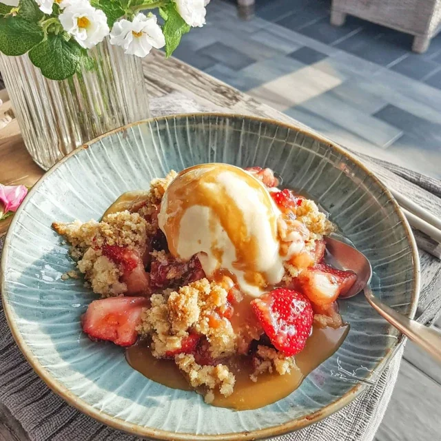 Crumble rhubarbe et fraises à la cassonade