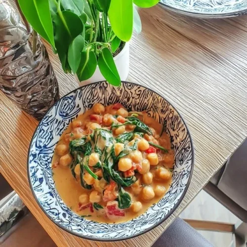 Curry de Pois Chiches à la Noix de Coco et Épinards dans un bol
