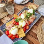 Dîner de fille sur plateau avec Burrata, Tomates et Crackers