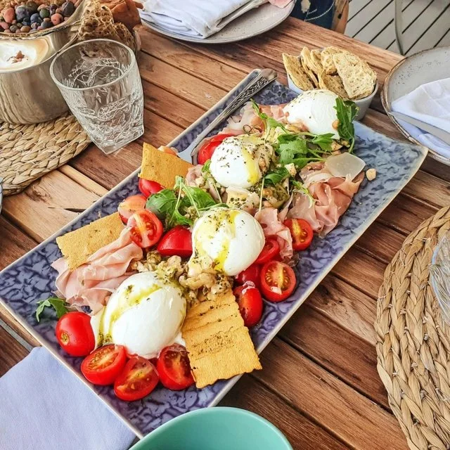 Dîner de fille sur plateau avec Burrata, Tomates et Crackers