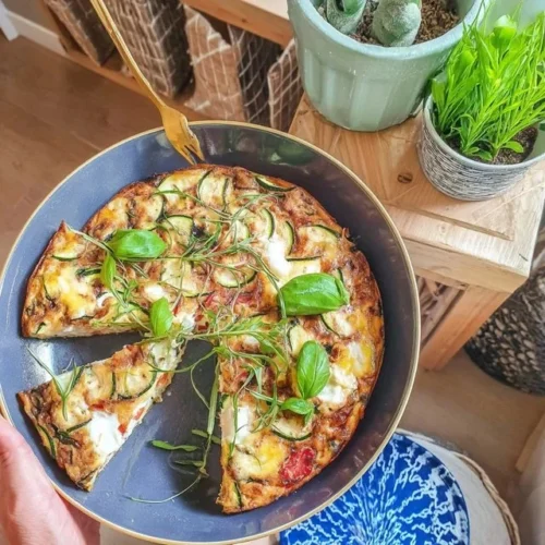Frittata aux courgettes et herbes fraîches prête à être servie