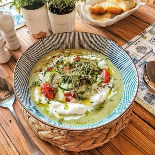 Bol de gazpacho de concombre et menthe, une soupe froide estivale