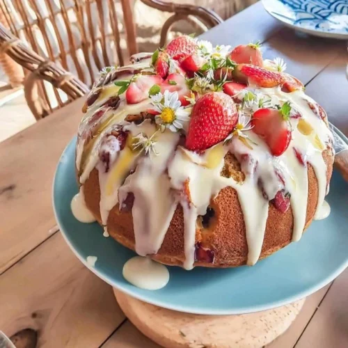 Gâteau Marbré Vanille Fraise décoré pour un anniversaire festif