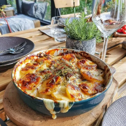 Gratin de pommes de terre nouvelles au comté, un plat savoureux et réconfortant.