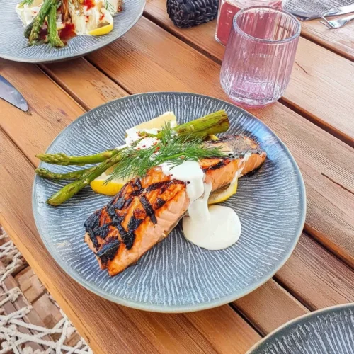 Saumon grillé avec asperges et sauce au yaourt-aneth
