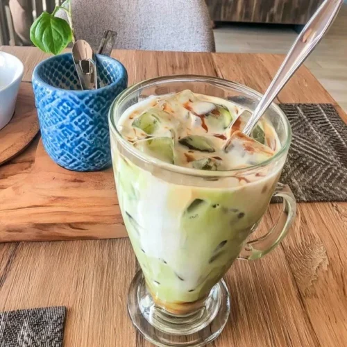 Latte Matcha Glacé au Lait de Coco dans un verre avec des décorations