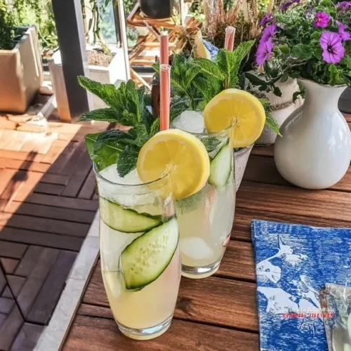 Recette de Lemonade Maison à la Menthe et Concombre dans un verre frais