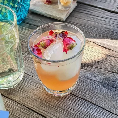 Verre de Limonade à la Rose et Eau Pétillante garnie de fleurs
