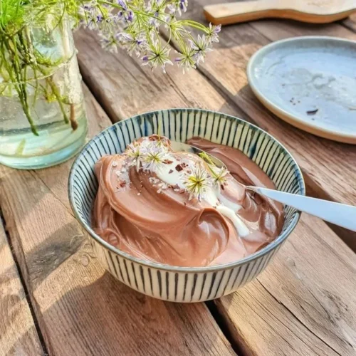 Mousse au chocolat noir garnie de fleur de sel pour un dessert gourmet