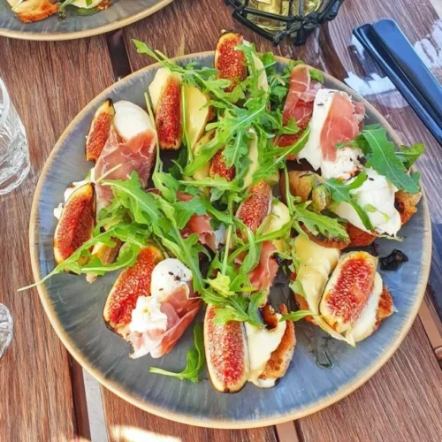 Plateau apéro avec figues, burrata crémeuse et roquette fraîche