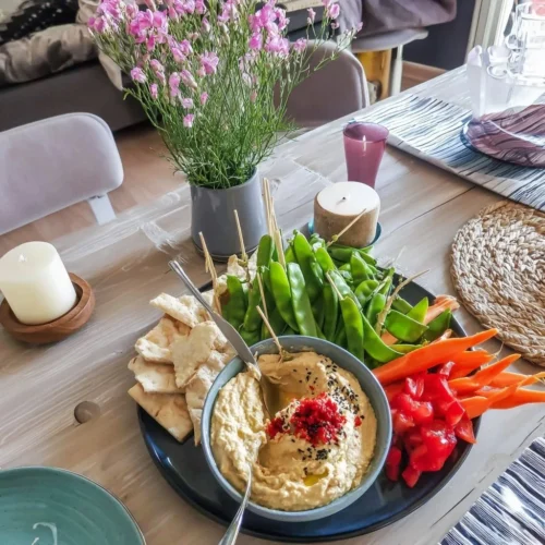 Plateau apéro avec houmous, carottes nouvelles et pois mange-tout