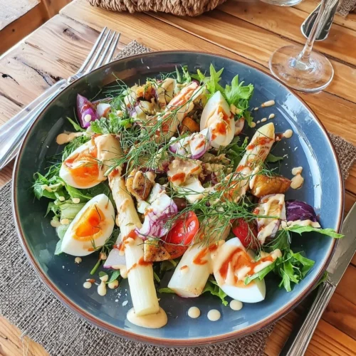 Salade d'asperges blanches avec œufs mollets et vinaigrette moutarde