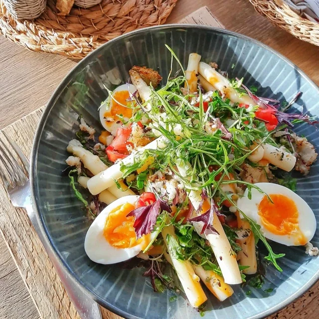 Salade d'asperges blanches, œufs mollets et vinaigrette moutarde