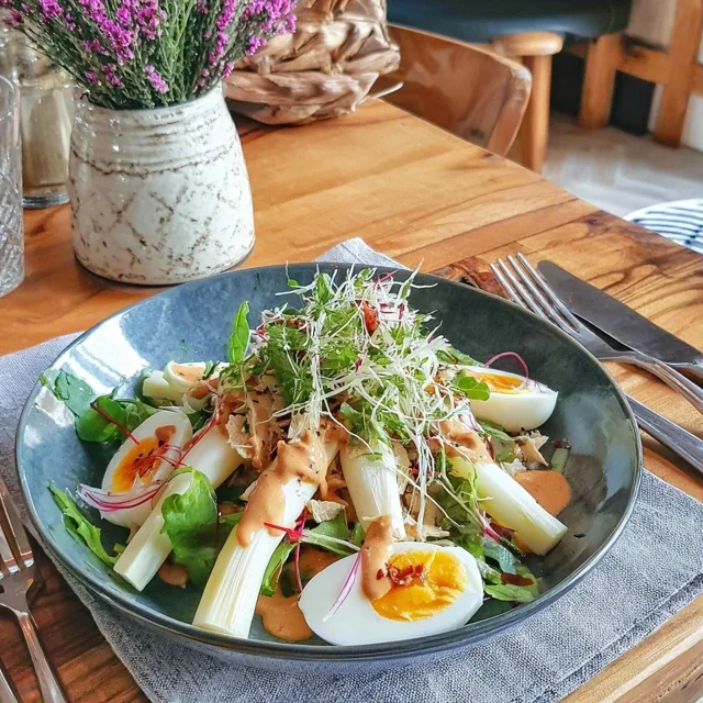 Salade d'asperges blanches, œufs mollets et vinaigrette moutarde
