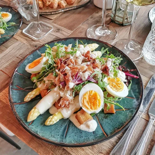 Salade d'asperges blanches, œufs mollets et vinaigrette moutarde