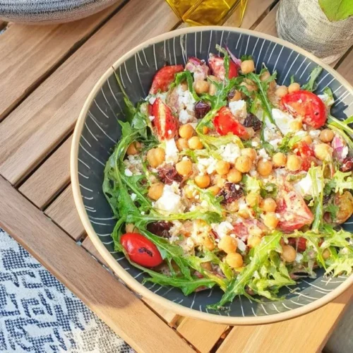 Salade de pois chiches grillés avec tomates et feta en plat coloré