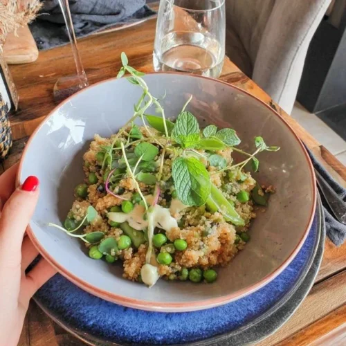 Salade de quinoa avec des petits pois et de la menthe, plat frais et savoureux.