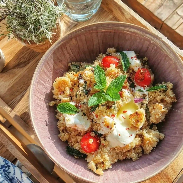 Salade de quinoa petits pois, feta et menthe