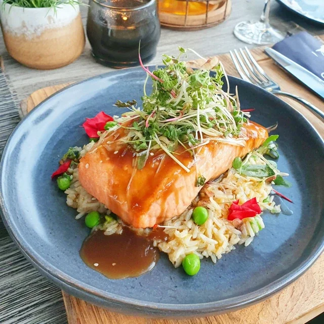 Saumon teriyaki au four avec riz aux petits pois