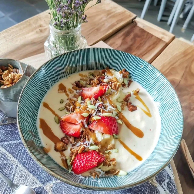 Smoothie bowl fraise banane et granola maison