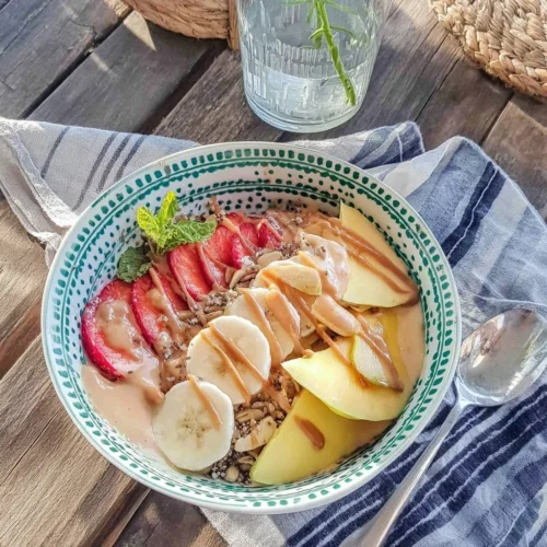 Smoothie bowl mangue, banane et graines de chia fraîchement préparé