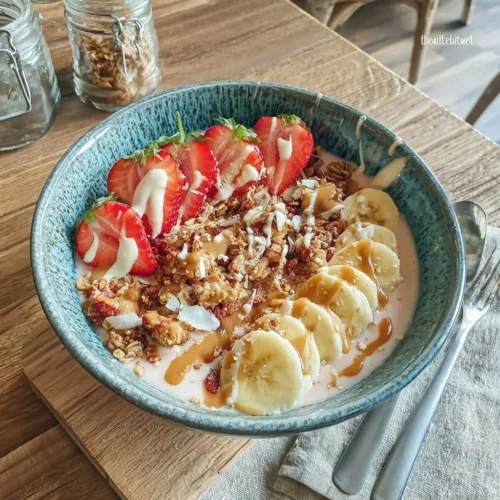 Smoothie bowl avec fraises, bananes et granola fait maison