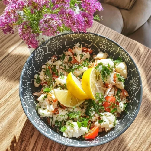 Taboulé de chou-fleur préparé avec des herbes fraîches et du citron
