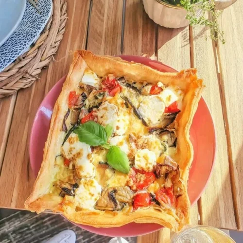 Tarte aux légumes grillés et fromage de chèvre, plat savoureux et coloré