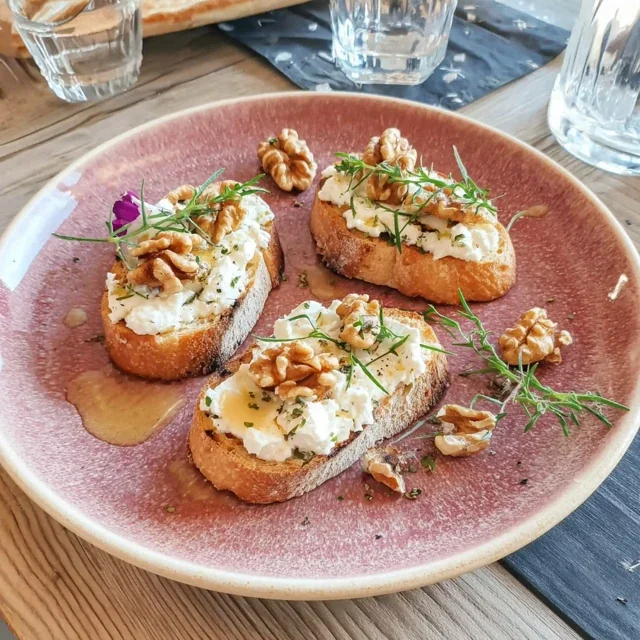 Tartines apéro chèvre, miel et noix