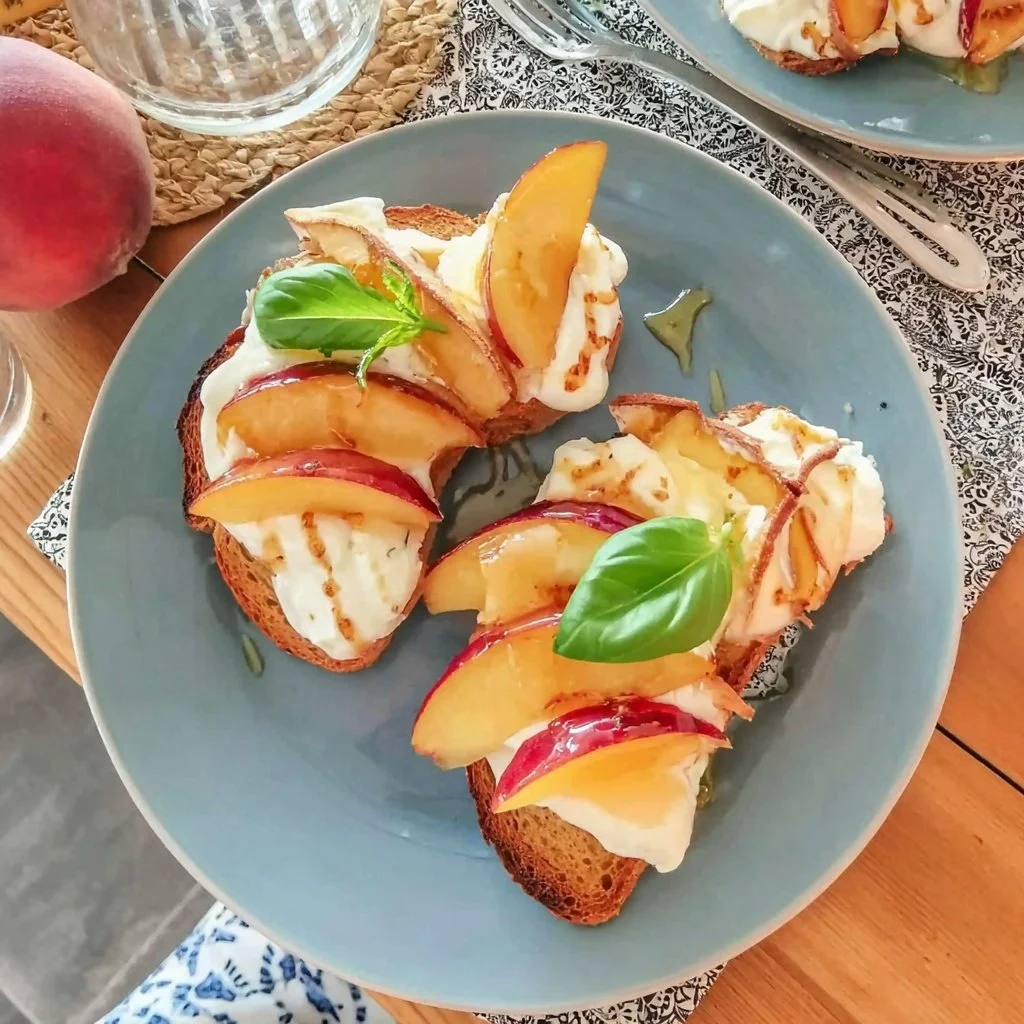 Tartines de Ricotta aux pêches et miel