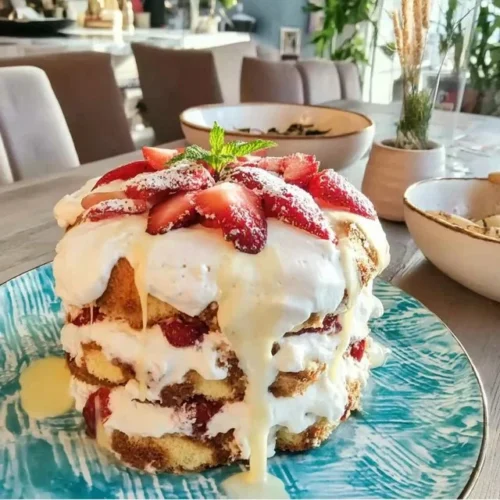 Tiramisu aux fraises et mascarpone présenté dans un plat élégant