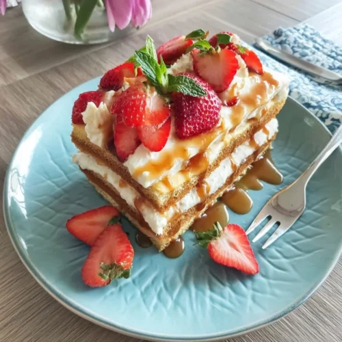 Dessert tiramisu aux fraises sans cuisson sur une assiette