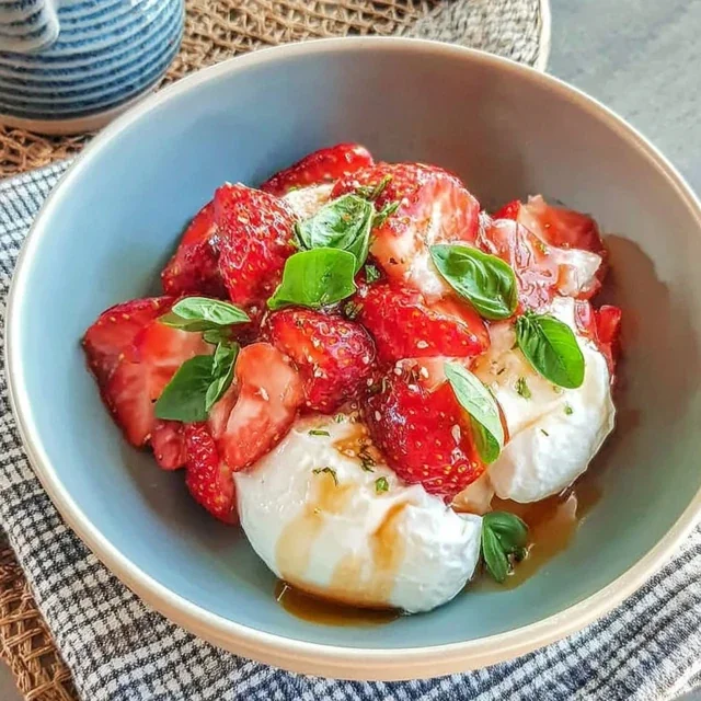 Verrines de ricotta aux fraises et basilic frais