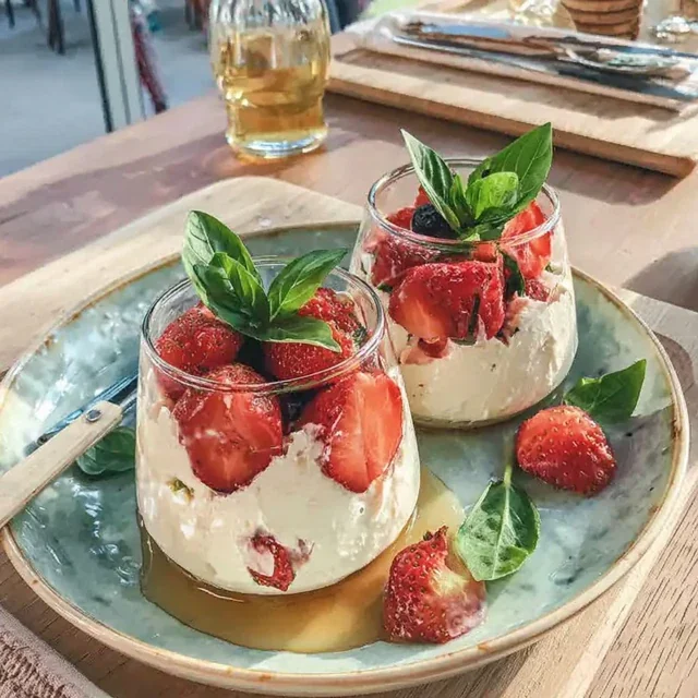 Verrines de ricotta aux fraises et basilic frais