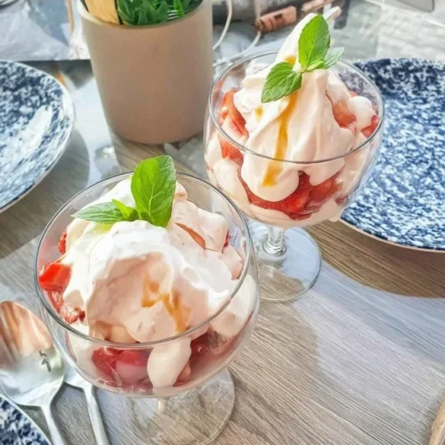 Verrines de fraises avec crème fouettée au citron, un dessert délicieux et léger.