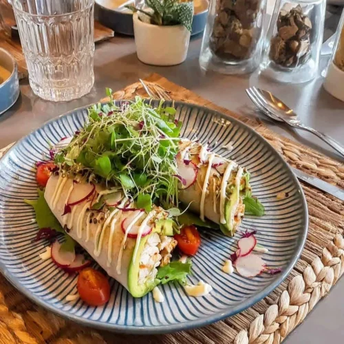 Wrap de dinde avec avocat et radis croquants, une recette saine et délicieuse.