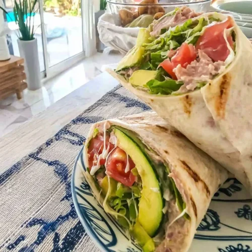 Wrap au thon avec avocat et concombre, plat frais et sain