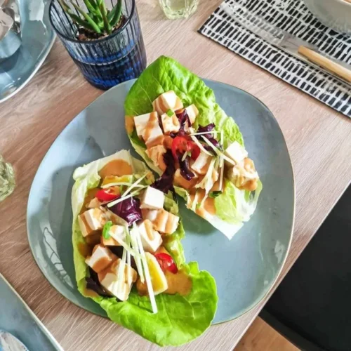 Wraps de laitue garnis de tofu épicé et de mangue