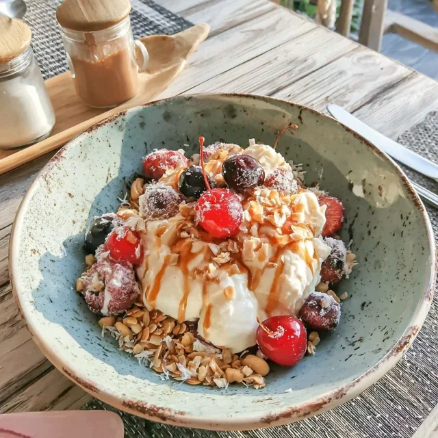 Açaï Bowl aux Fruits Rouges et Granola