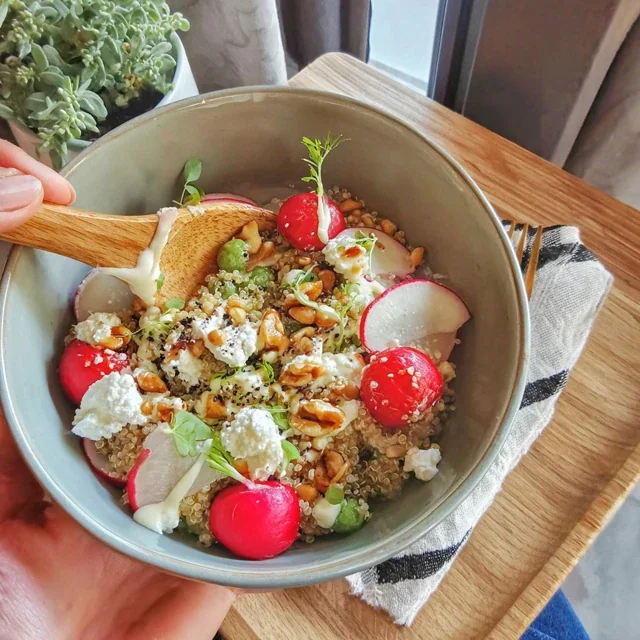Bowl de Quinoa aux Radis, Petits Pois et Feta