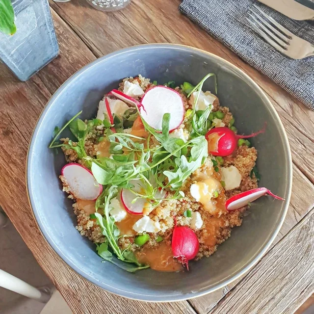 Bowl de Quinoa aux Radis, Petits Pois et Feta