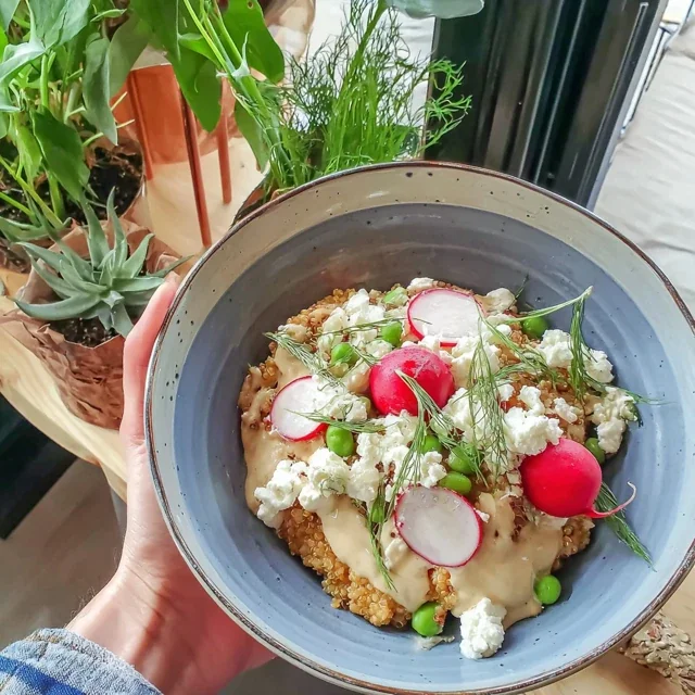 Bowl de Quinoa aux Radis, Petits Pois et Feta